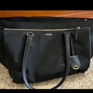 Tumi Black Leather Tote Bag with Structured Design